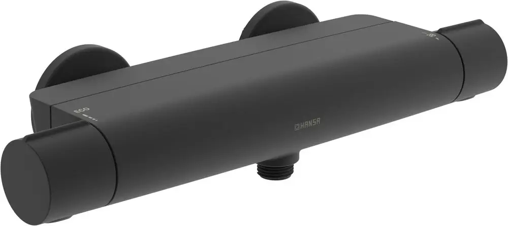 Schwarze Brausebatterie von HANSA mit zwei Bedienelementen und Wandmontage. Minimalistisches Design ohne sichtbare Steuerungselemente. Ideal für moderne Badezimmer.